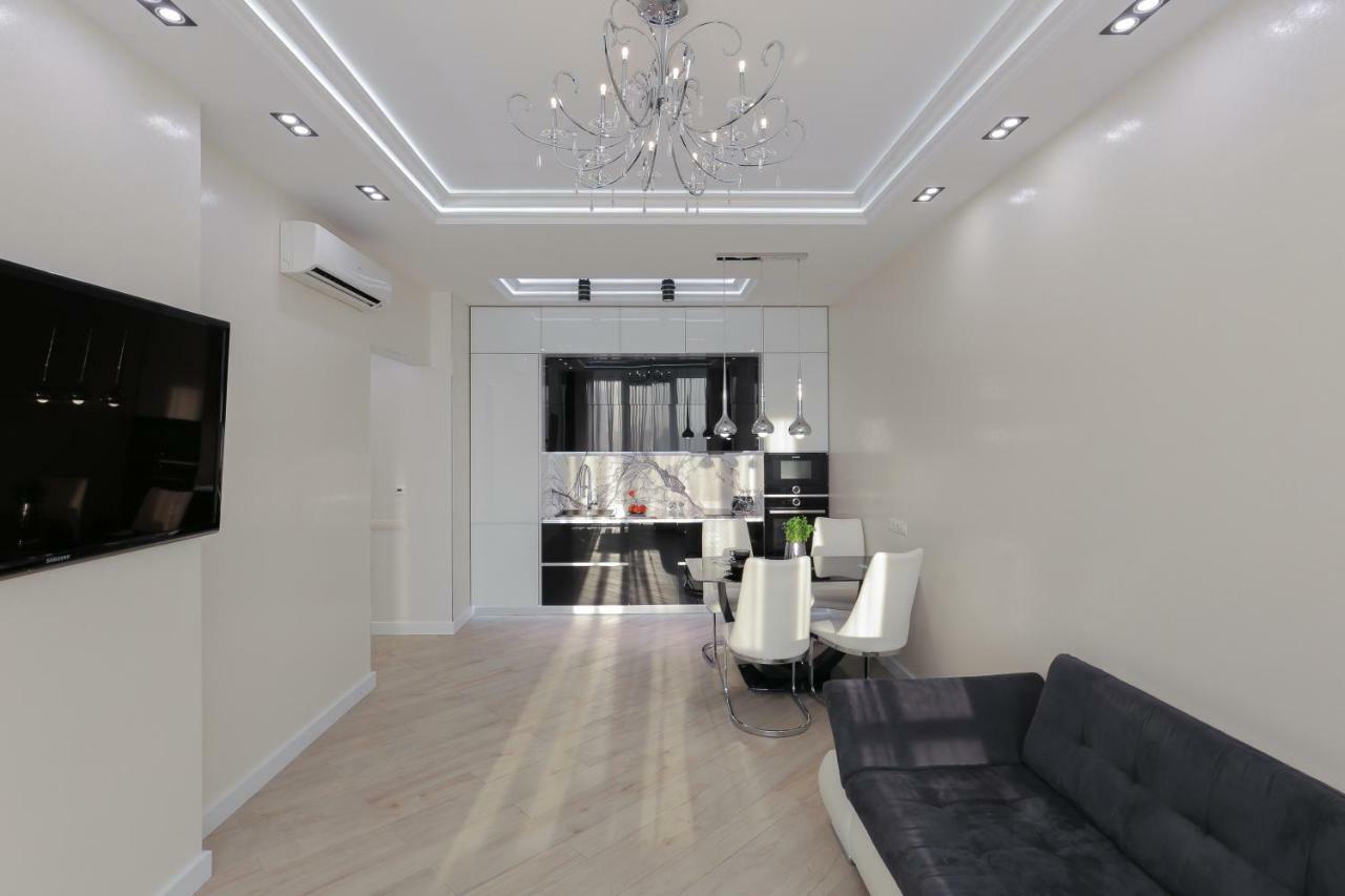 Black&White Apartment In Smart Plaza Kiev Exterior foto