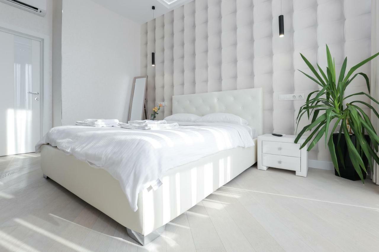 Black&White Apartment In Smart Plaza Kiev Exterior foto
