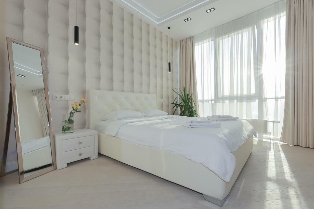 Black&White Apartment In Smart Plaza Kiev Exterior foto