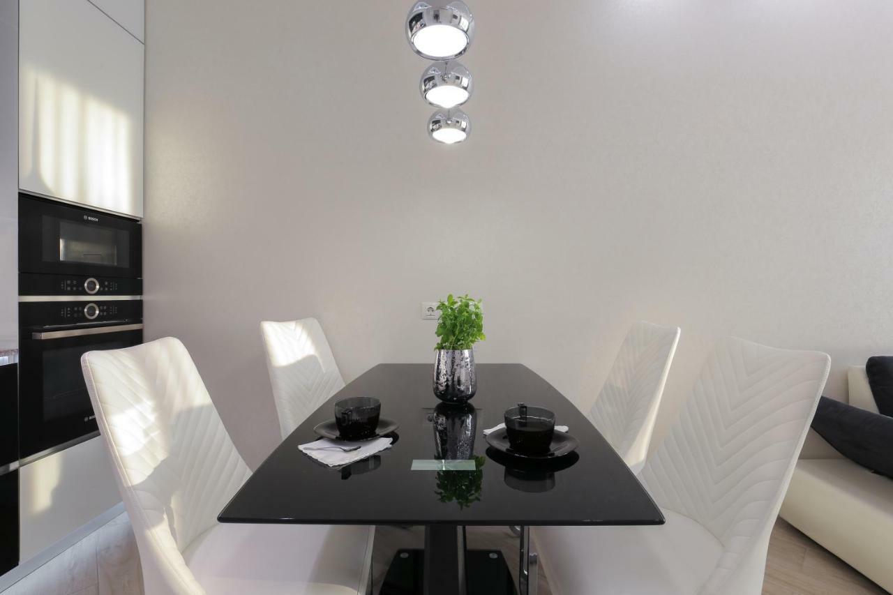 Black&White Apartment In Smart Plaza Kiev Exterior foto